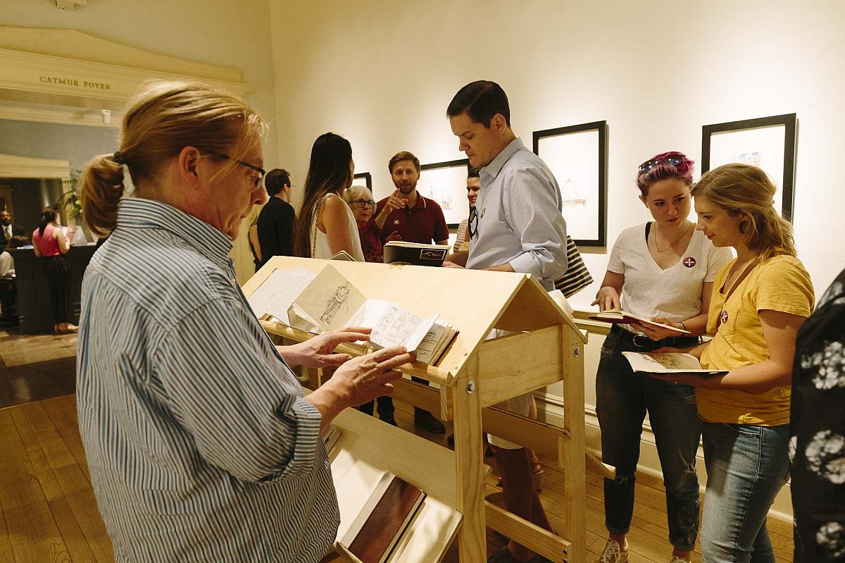 Urban-Sketchers-guests-looking-sketchbooks