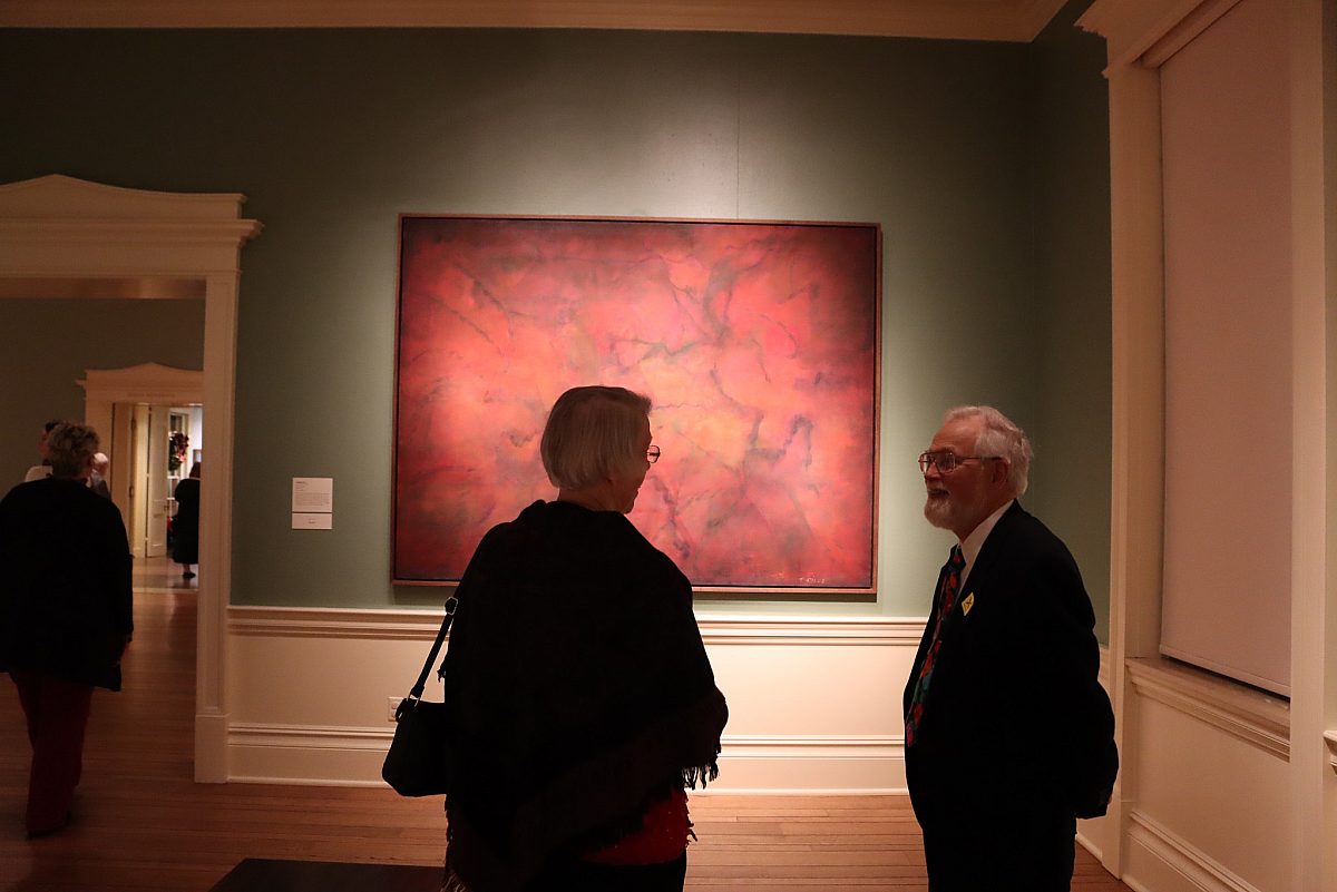 tour-people-lookingatart