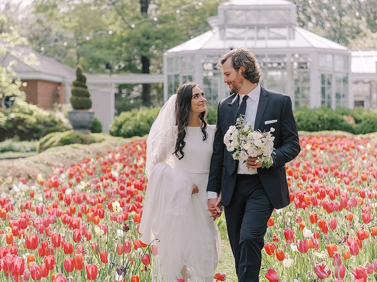 Tulips wedding couple spring